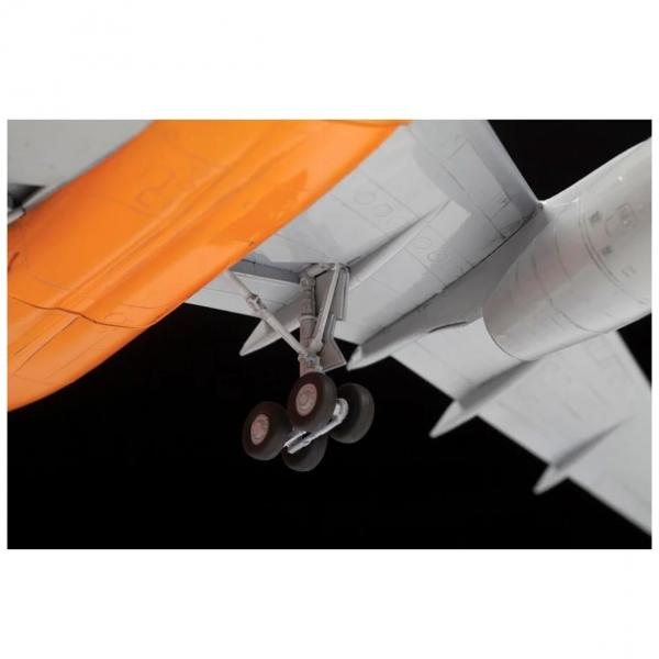 Сборная модель "Грузовой самолет Ту-204-100С"